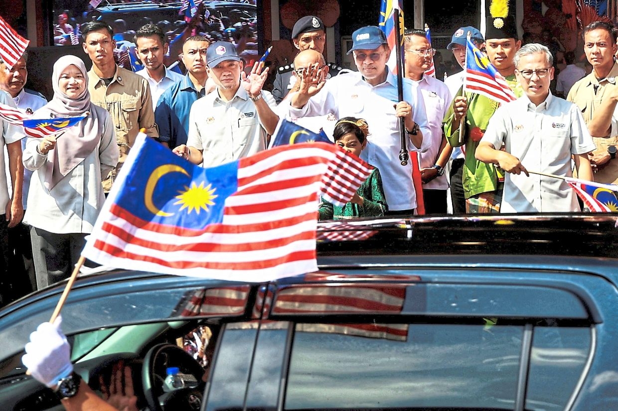 Anwar: Govt reducing national debt