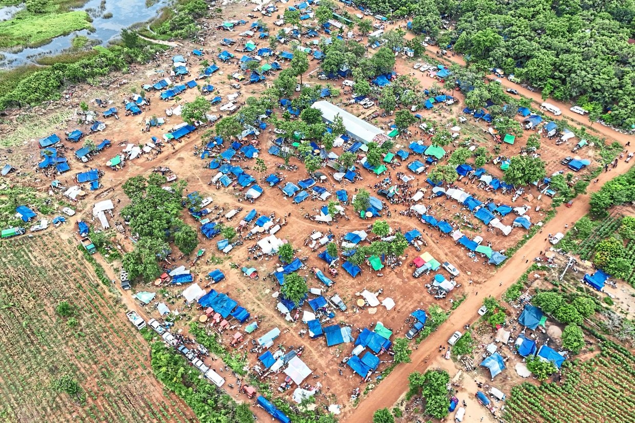 Border chaos amid hope for peace