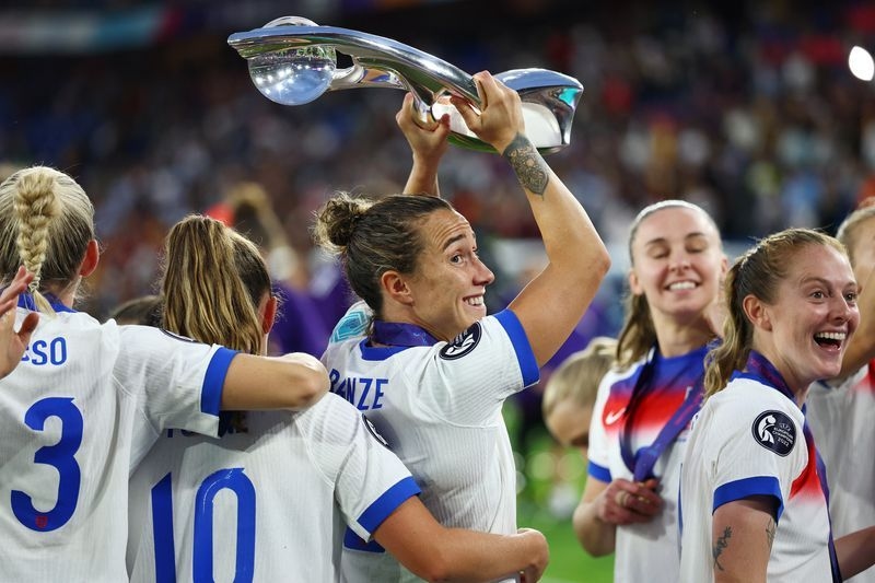 Soccer-Bronze played with fractured tibia to help England win Euros