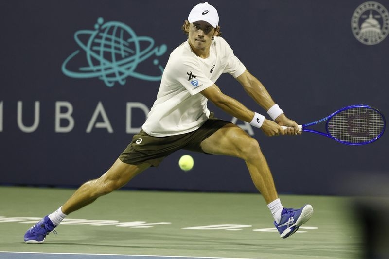 Tennis-De Minaur saves three match points to lift Washington Open title