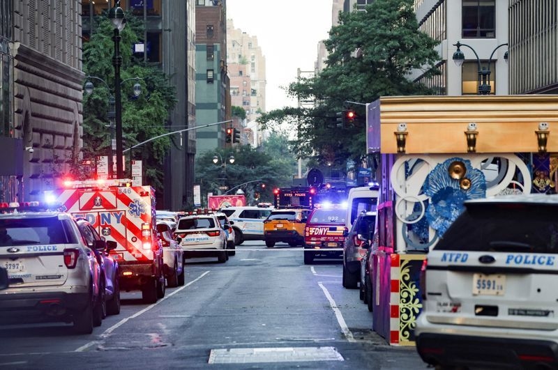 At least three victims shot in mid-Manhattan skyscraper; suspect 'neutralized'