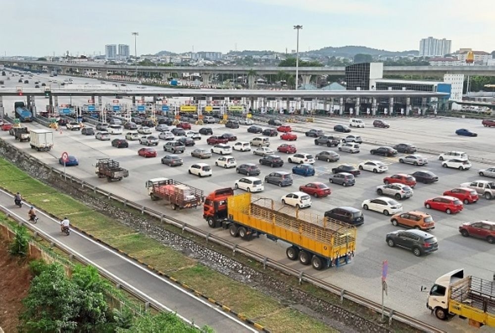 Private car users would have faced steep toll hike without postponement, Dewan Rakyat told