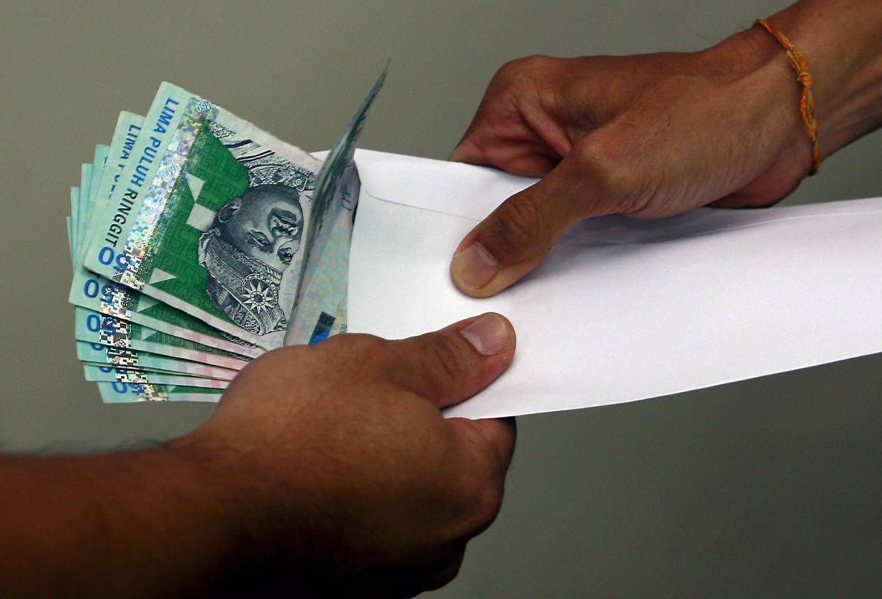 Skudai kopitiam owner claims trial to charge of offering RM2,000 bribe
