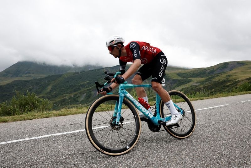 Cycling-Vauquelin suffers leg injury at home after top-10 Tour de France finish