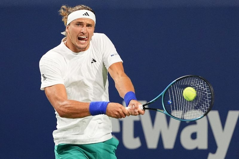 Tennis-Top seeds Zverev, Gauff advance at Canadian Open