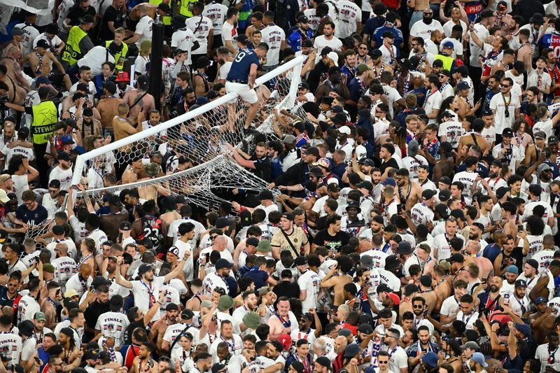 Soccer-PSG fined by UEFA for fan misconduct at Champions League final