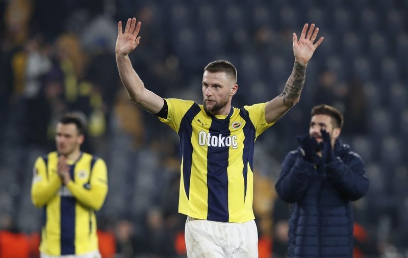 Soccer-Fenerbahce sign defender Skriniar from PSG