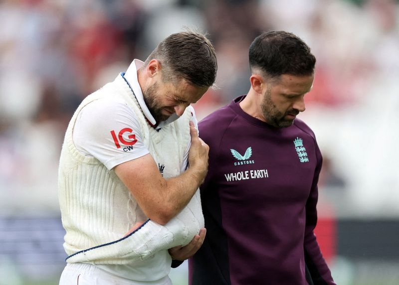 Cricket-England's Woakes out of final test v India with shoulder injury