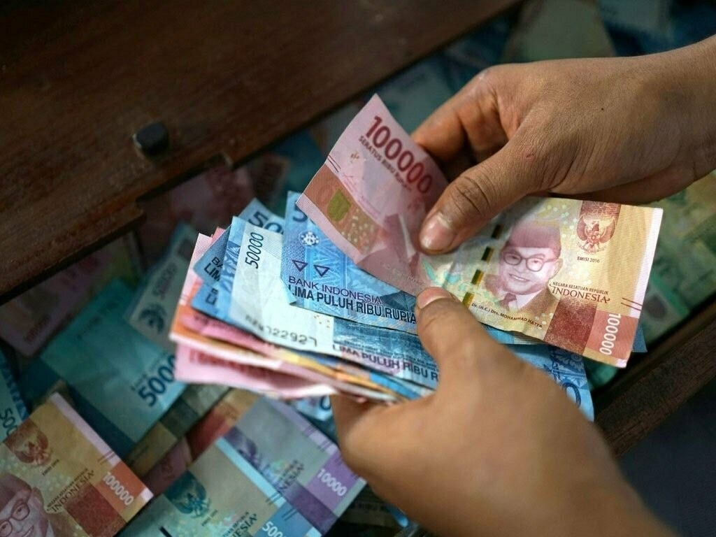 Asian currencies fall to two-month low as tariff deadline nears