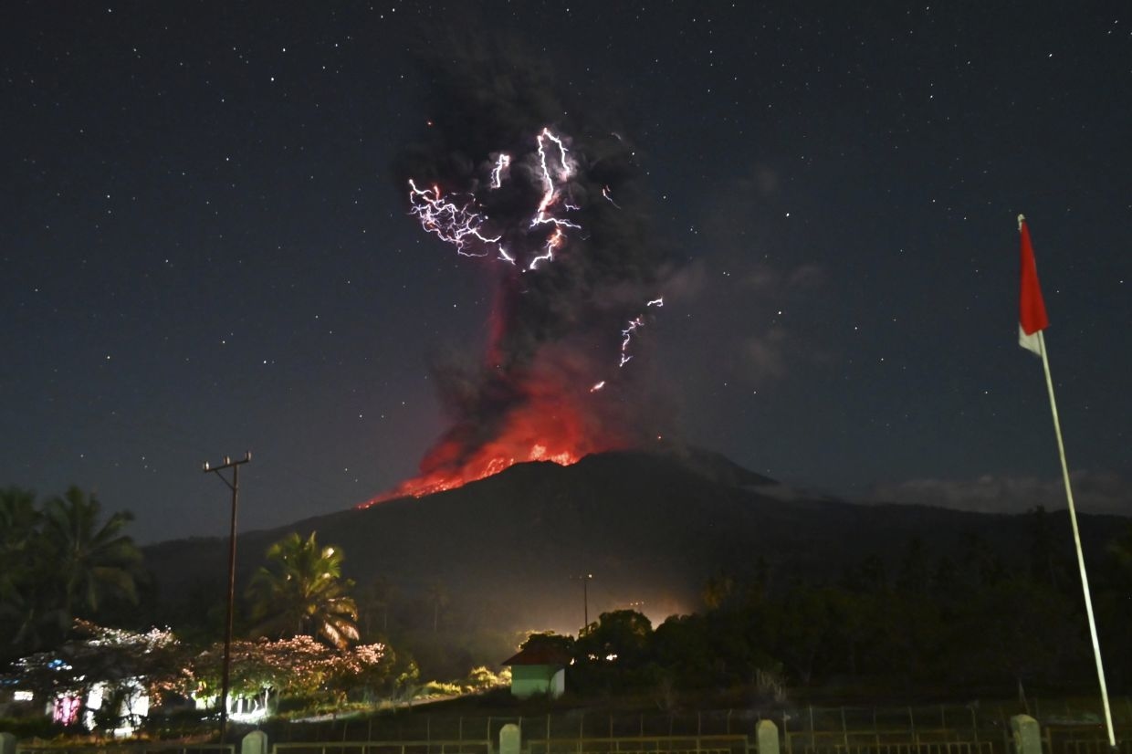Indonesia volcano belches six-mile ash tower