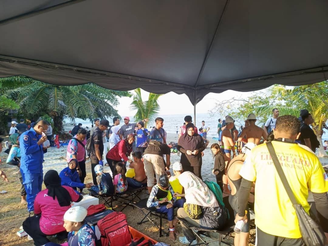 Children stung by jellyfish during open water race in Lumut