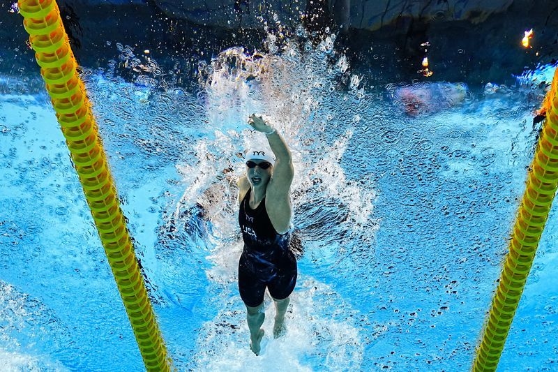 Swimming-Ledecky win 800 freestyle classic, McIntosh third