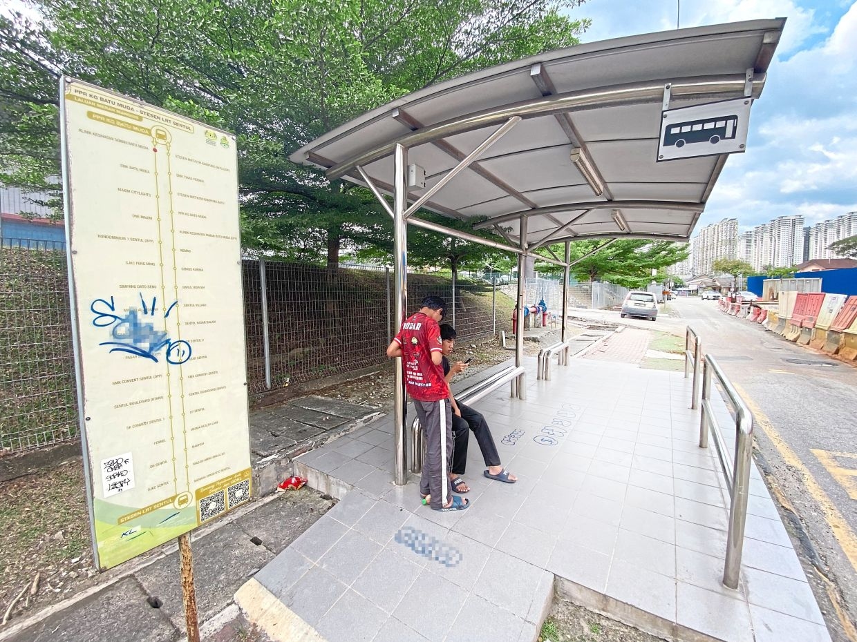 Commuters left in the dark at Klang Valley bus stops