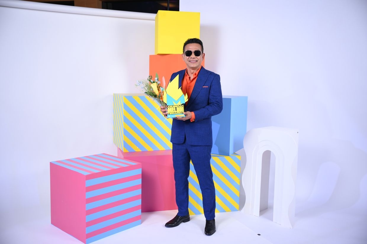 'Old is gold' and Rosyam Nor proves it right by winning the AMT2025 Hottest Viral Celebrity Award