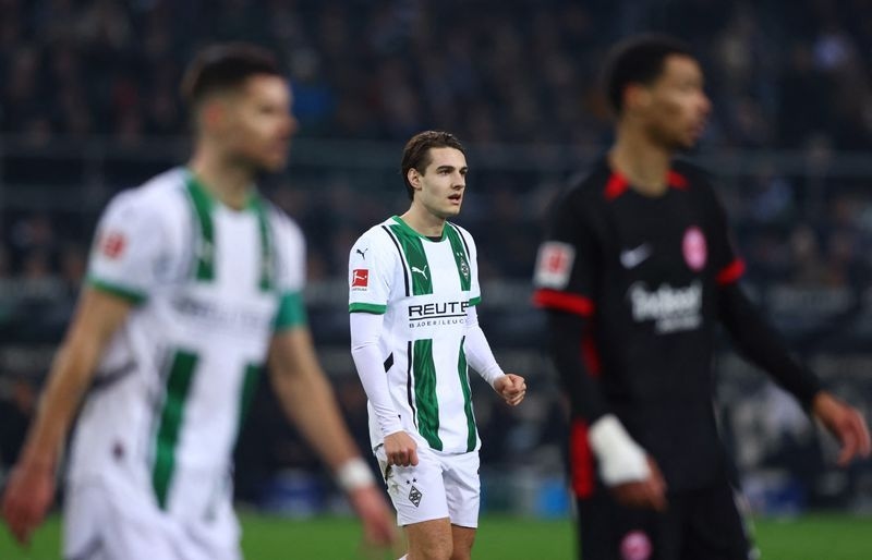 Soccer-Neuhaus returns to Gladbach training after four-week suspension