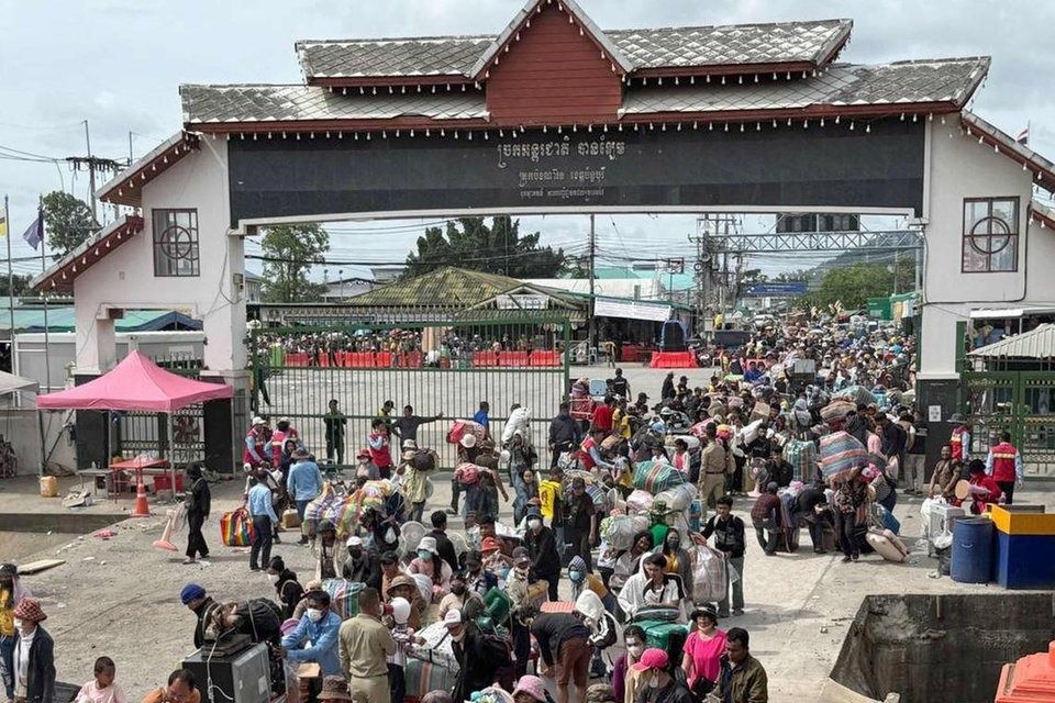 Cambodian workers flock home from Thailand after clashes