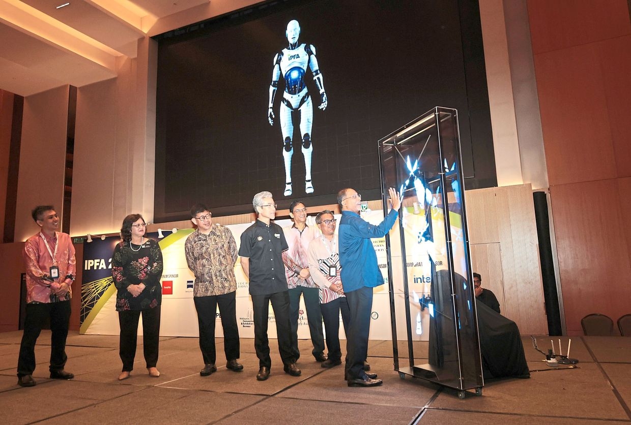 Zambry: Public varsities cannot cut local quotas
