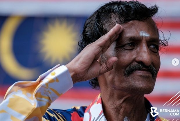 A sea of Jalur Gemilang: Johor man's show of patriotism
