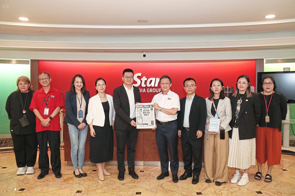Hainan media executives pay visit to Menara Star