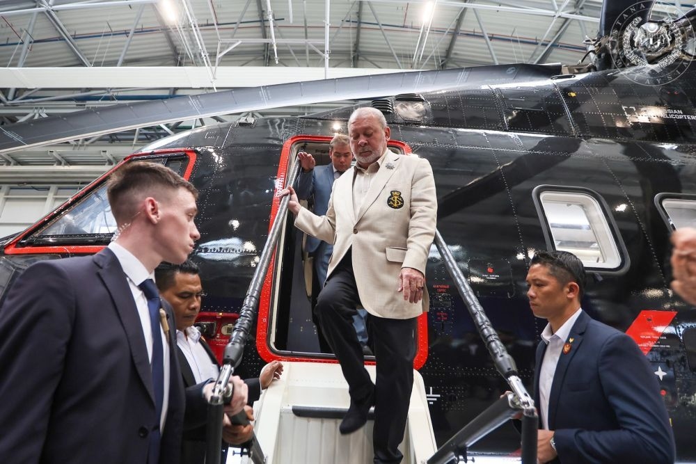 King tours Kazan helicopter plant