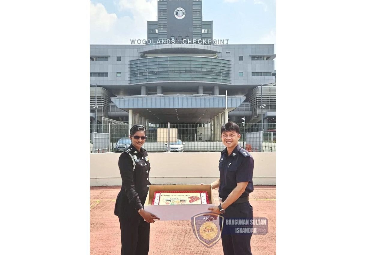 Cake and flowers from Malaysia to Singapore