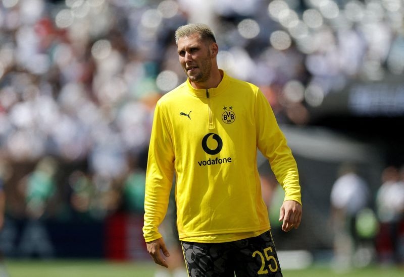 Soccer-Dortmund defender Suele out for two months with muscle injury