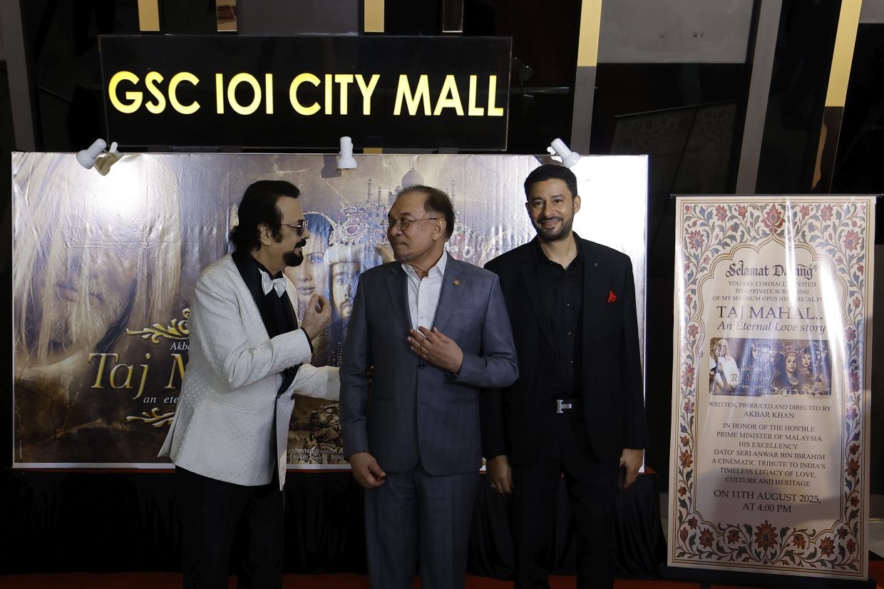 Anwar attends preview of Bollywood film with director