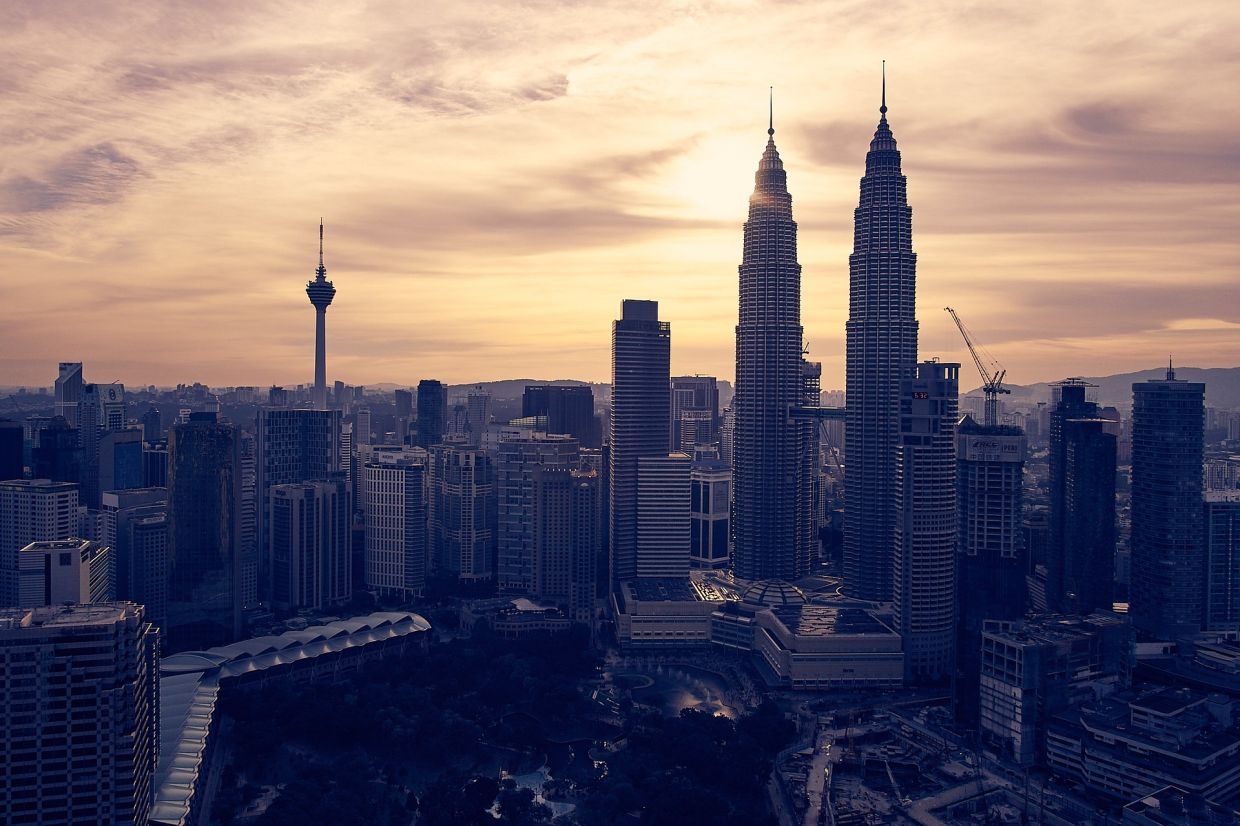 Household spending, services forecast to bolster economy
