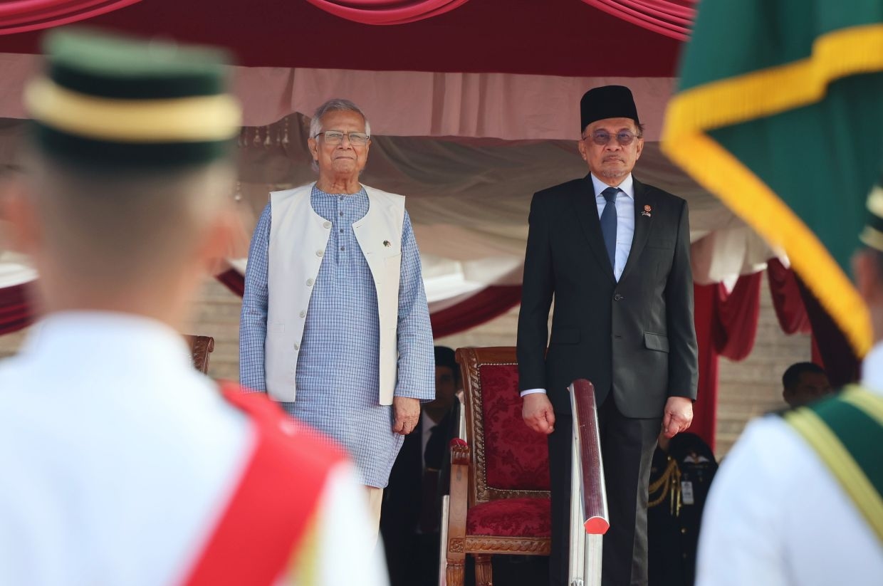 Bangladesh chief adviser Dr Muhammad Yunus accorded official welcome at Perdana Putra