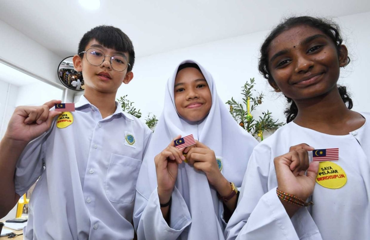 RM4.8mil spent on procuring Jalur Gemilang badges for 5.14 million students, Fadhlina tells Parliament