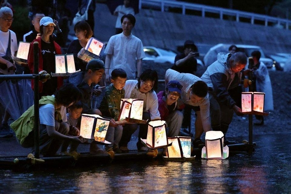 Families mark 40 years since deadly Japan Airlines crash with hike up mountain site