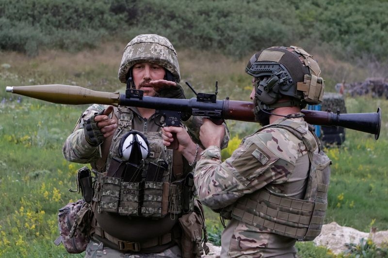 Ukrainian troops doubt quick ceasefire, reject territorial concessions