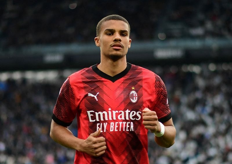 Soccer-Newcastle sign German defender Thiaw from Milan