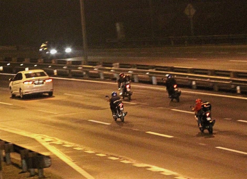 QuickCheck: Was a m-cyclist doing the 'Superman' in Perak