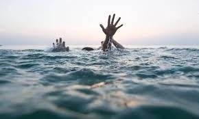 Two Vietnamese youths save drowning children in Japan's Gotenba Beach