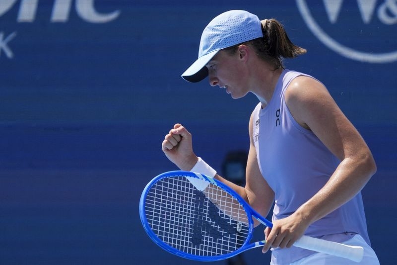 Tennis-Swiatek, Zverev advance in rain-hit Cincinnati Open