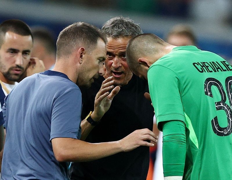 Soccer-Luis Enrique applauds keeper Chevalier after dream PSG debut