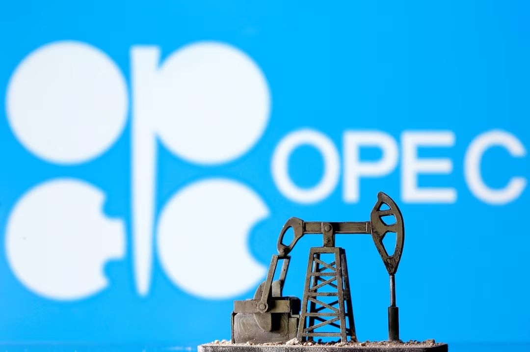 Oil climbs on supply risks; weak fundamentals weigh