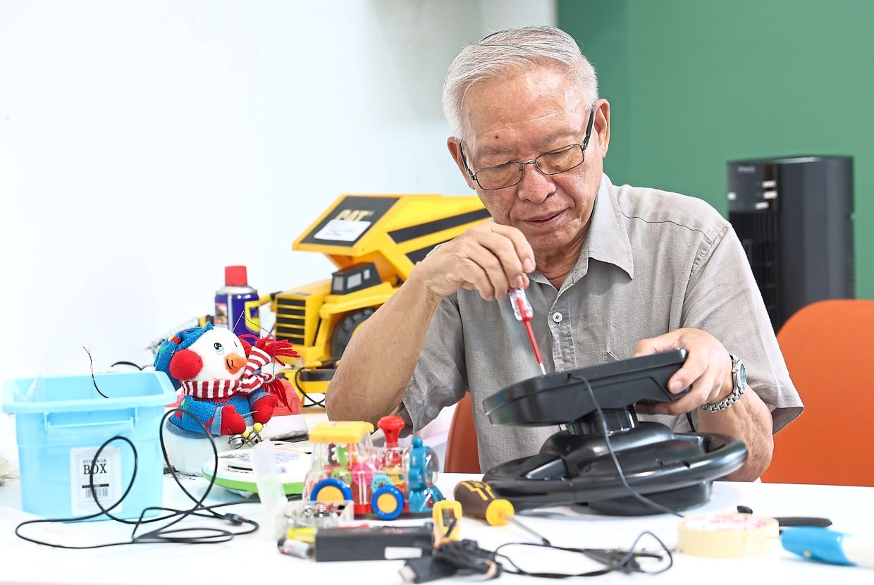 72YO retired Malaysian engineer repairs toys and gives them back to charity
