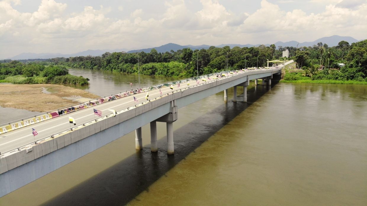 Sultan Nazrin opens Sultan Muzzaffar Shah Bridge in Kuala Kangsar