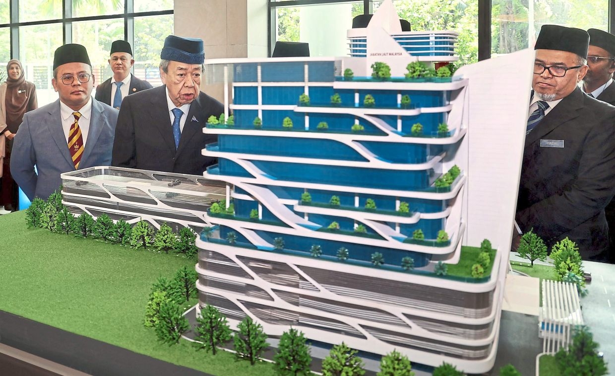Sultan of Selangor unveils Marine Dept's Light Dues Tower