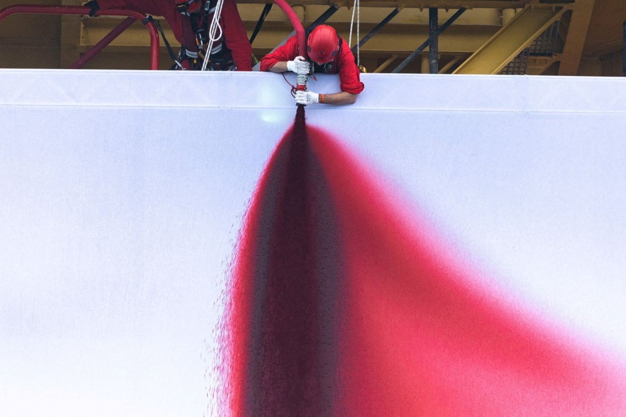 Greenpeace stages Anish Kapoor art protest on British gas platform