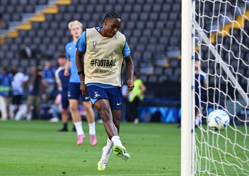 Soccer-Real Spurs fans will support Tel, coach Frank says after forward faced racial abuse