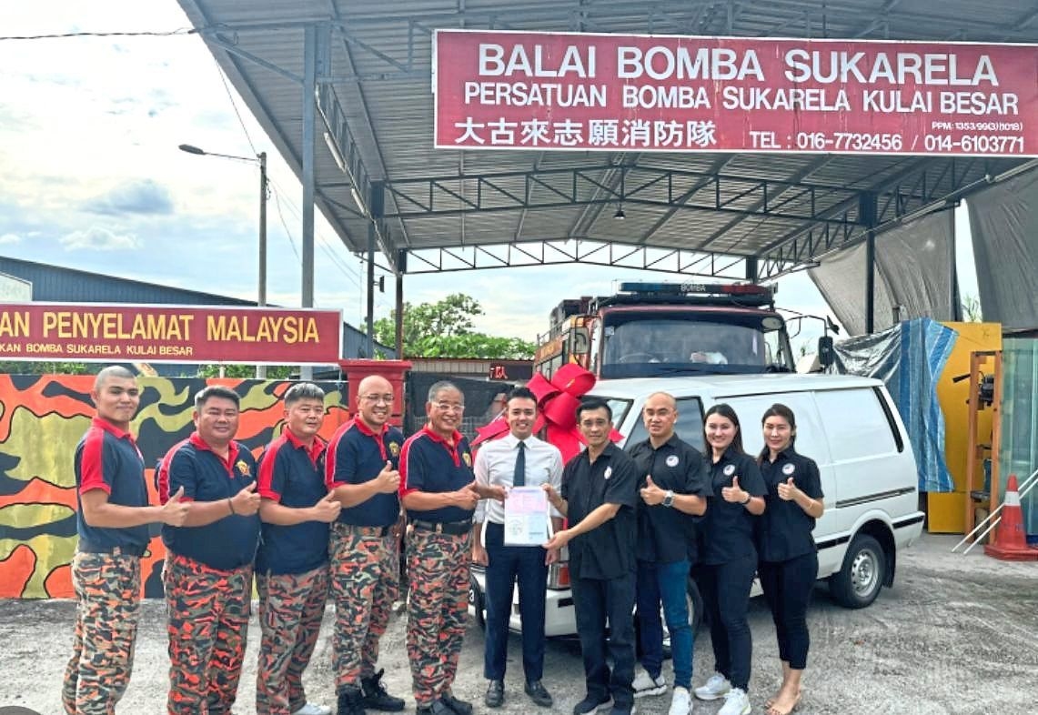 Vans donated to help needy in Kulai
