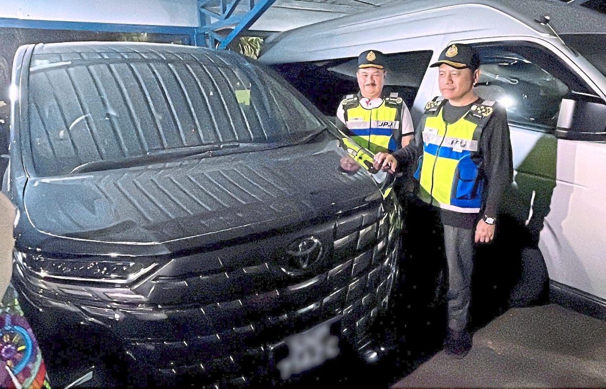 S'pore drivers offering illegal e-hailing rides