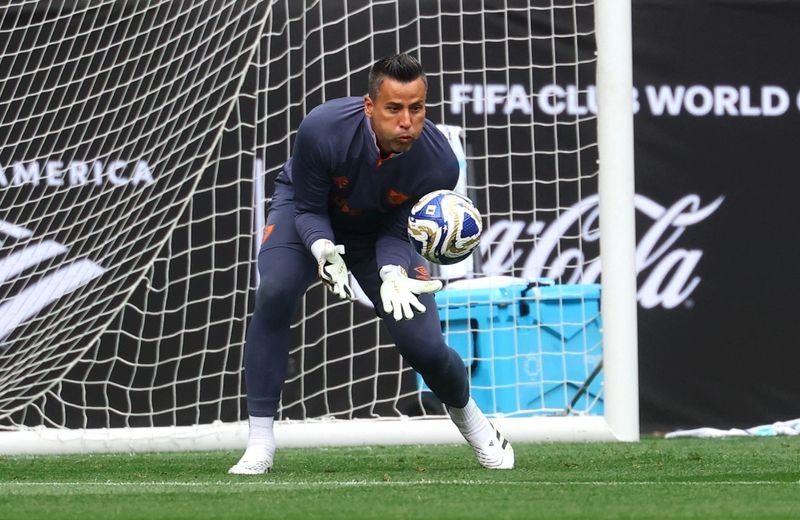 Soccer-Fluminense goalkeeper Fabio matches Shilton for most competitive appearances