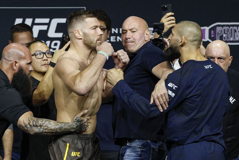 Mixed Martial Arts-Relentless Chimaev beats du Plessis to win UFC middleweight title