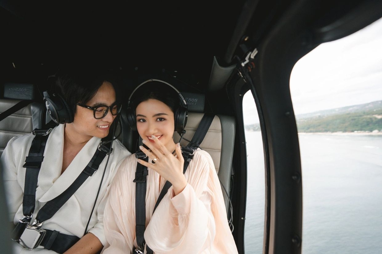 Vietnamese man proposes to girlfriend from helicopter in Indonesia's Bali