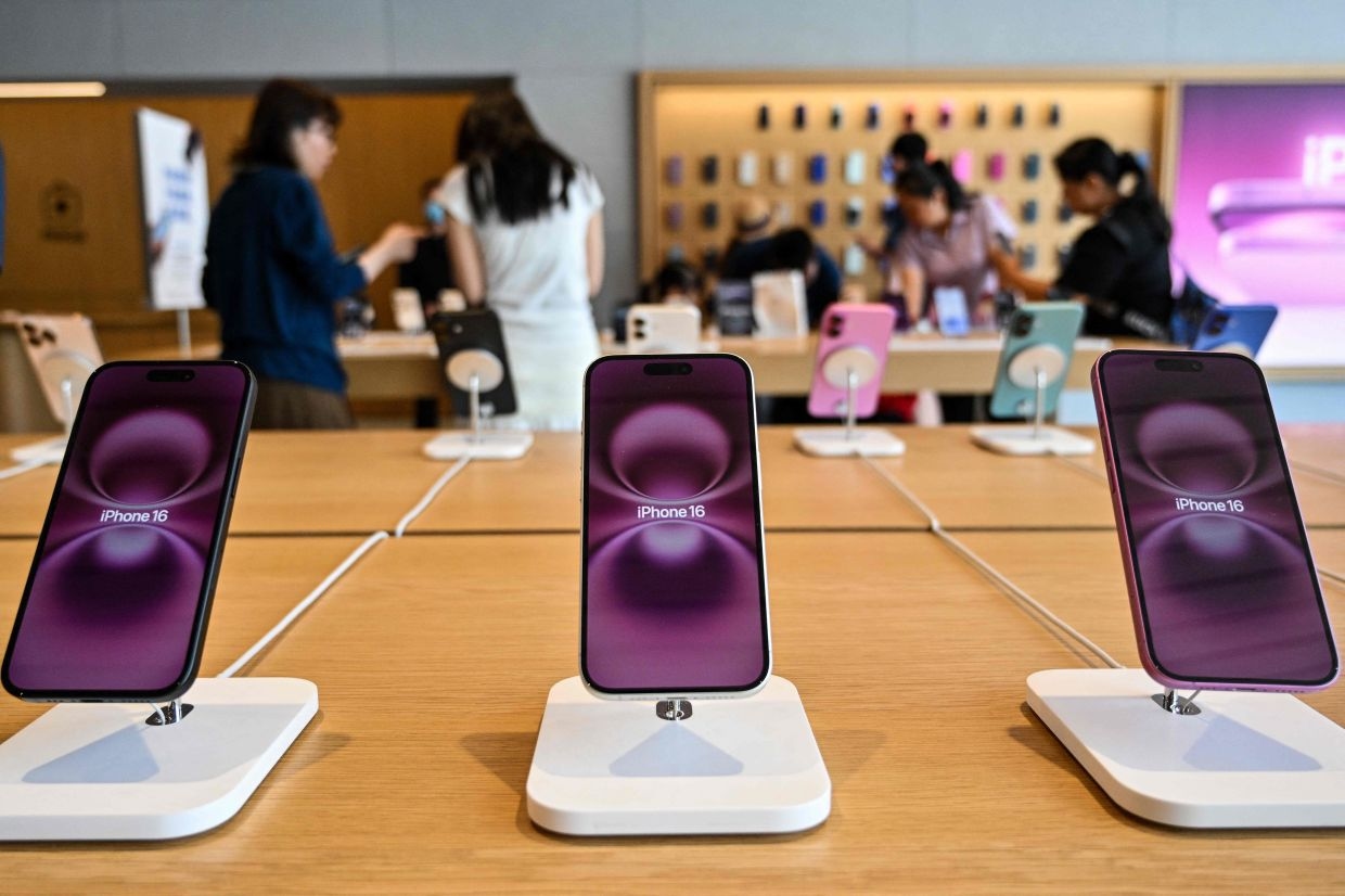 Britain drops request that Apple create a back door