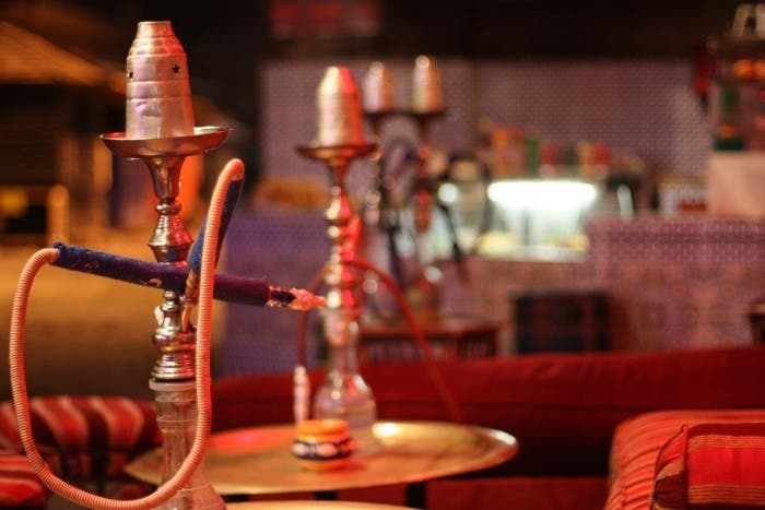 أزرو.. محل 'شيشة' يثير الجدل وسط شبهات بخرق القانون واستقواء بصاحب نفوذ